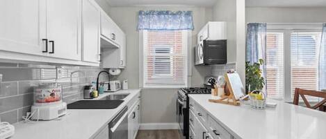 Een koelkast, een microgolfoven, een oven, een kookplaat