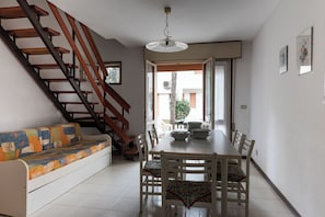 Apartment, 2 Bedrooms, Terrace, Garden View | Dining room