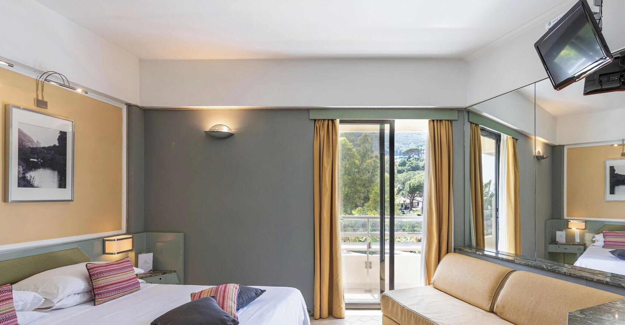 Minibar, coffres-forts dans les chambres, bureau, Wi-Fi gratuit