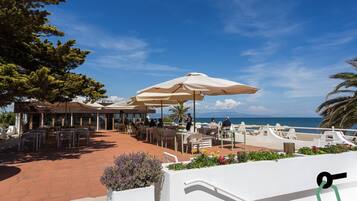 Habitación triple, balcón | Terraza o patio