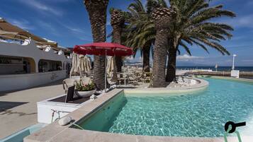 Piscine extérieure (ouverte en saison), parasols de plage