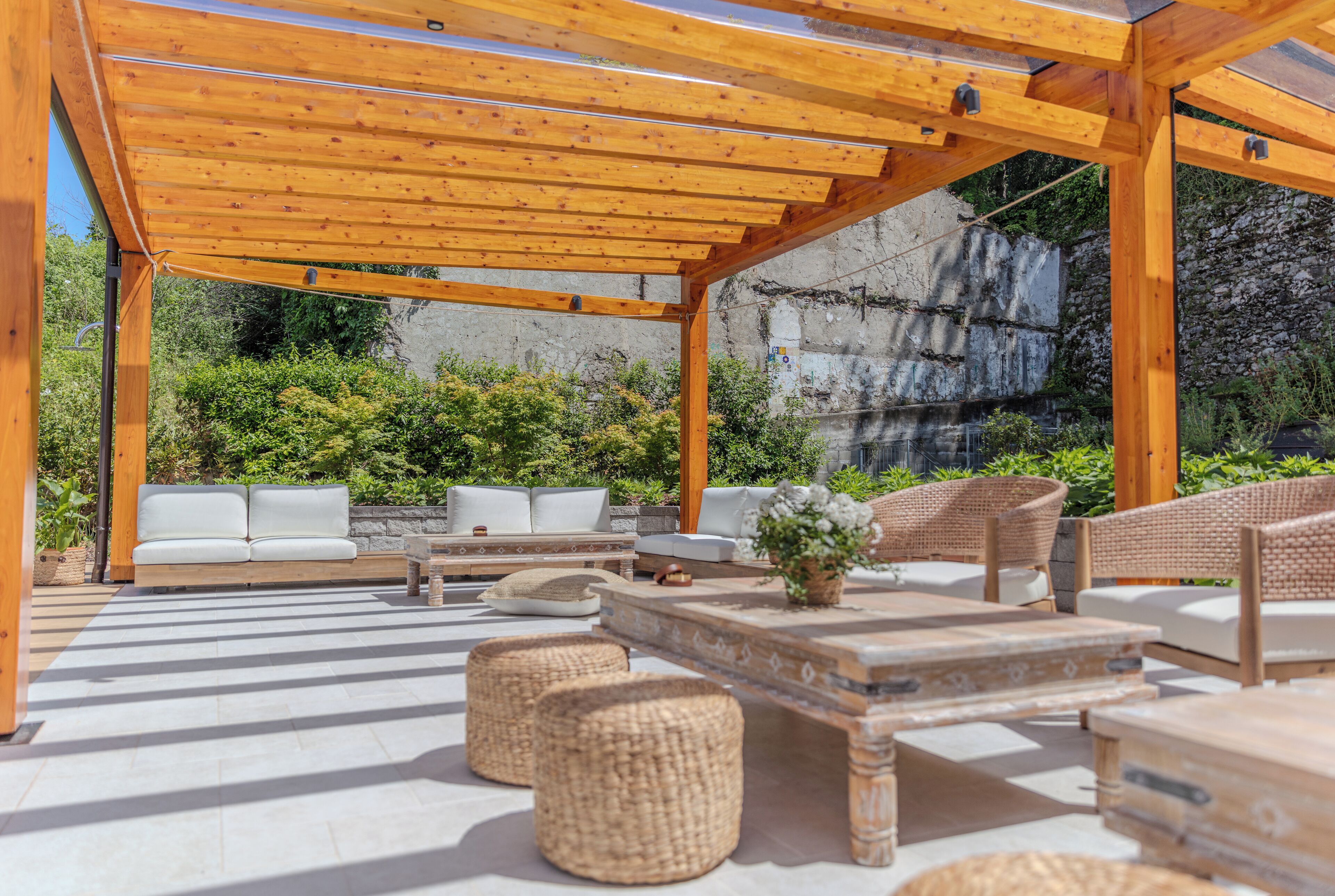 시즌별로 운영되는 야외 수영장