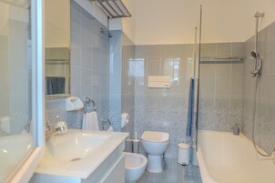 Deluxe Apartment | Bathroom