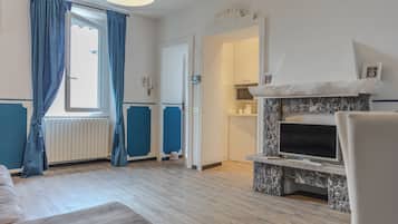Deluxe Apartment | Living area | Flat-screen TV