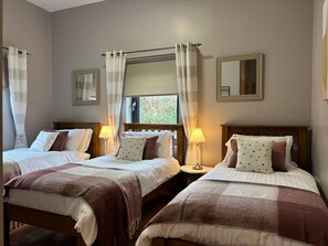 3 habitaciones, tabla de planchar con plancha, wifi y ropa de cama 