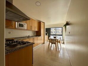 Kühlschrank, Mikrowelle, Ofen, Geschirrspüler
