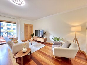 TV - ALBUFEIRA MODERN 7 WITH POOL by HOMING (Albufeira)