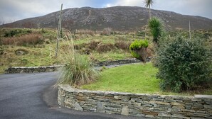 A rural road with a stone wall and grassy area. - Cottage 483 - Renvyle - sleeps 8 guests  in 4 bedrooms (Renvyle)