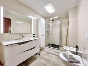 Douche, sèche-cheveux, serviettes fournies