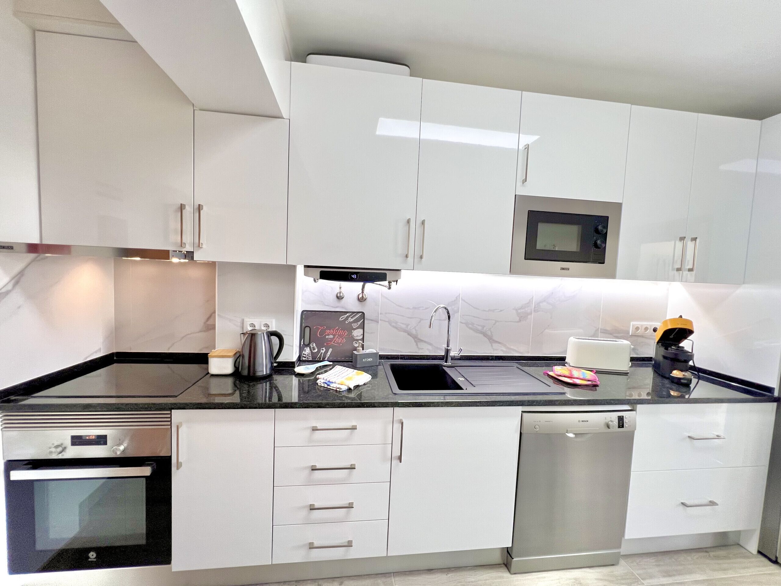 冷蔵庫、電子レンジ、オーブン、コーヒー / ティーメーカー