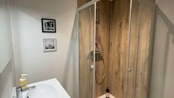 Dusj, hårføner, såpe og toalettpapir