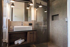 Een douche, milieuvriendelijk toiletgerief, een haardroger, een bidet