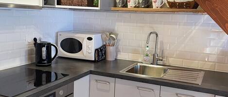 Frigorifero, forno, piano cottura, lavastoviglie