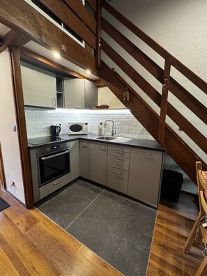Fridge, oven, stovetop, dishwasher