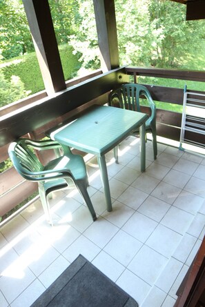 Outdoor dining - Apartment La Corniche, Central Morzine, sleeps 6 (Morzine)