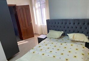 Habitación básica doble, balcón, vistas a la ciudad | Escritorio y espacio para trabajar con un portátil