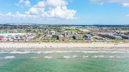 Ocean & Pool view| HotTub | 2 Pools | Gym | Tennis
