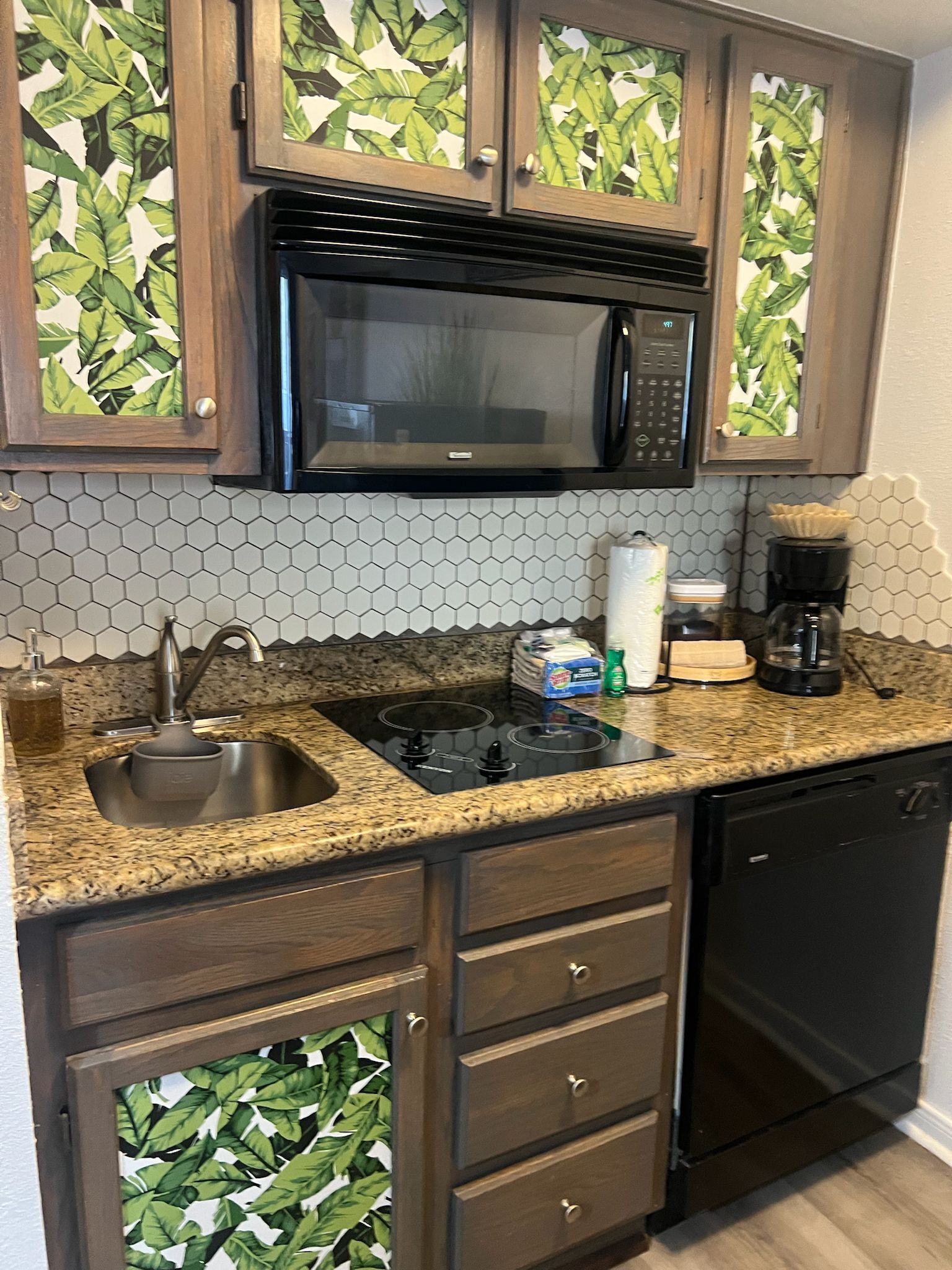 Køleskab, mikrobølgeovn, kogeplade, opvaskemaskine