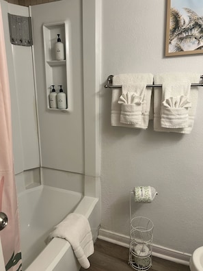 SĂšche-cheveux, serviettes fournies, savon, shampoing