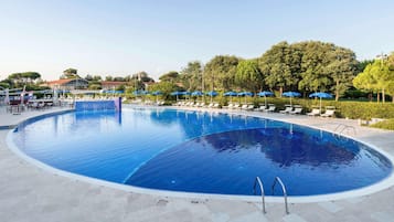 Außenpool, geöffnet von 10:00 Uhr bis 19:00 Uhr, Sonnenschirme