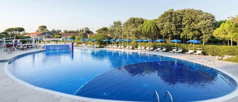 Piscine extérieure, parasols de plage, chaises longues