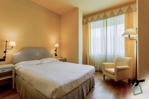 Habitación doble | Baño | Bañera, artículos de higiene personal gratuitos y secador de pelo