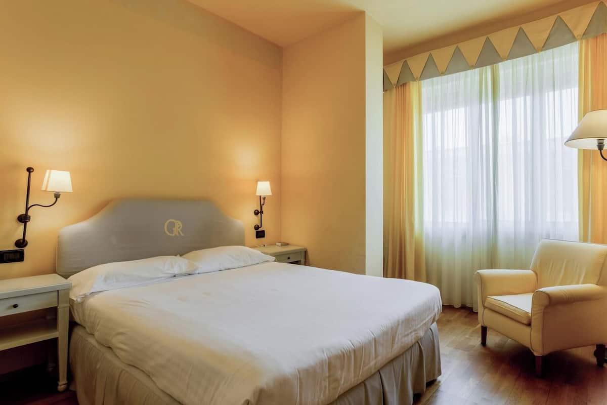 In-room safe, desk, WiFi (free), bed sheets