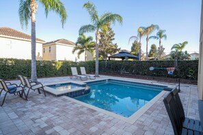 Een verwarmd zwembad