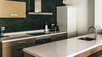 Frigorífico, microondas, horno y lavavajillas