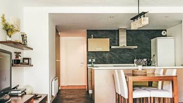 Een koelkast, een microgolfoven, een oven, een vaatwasser