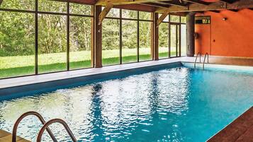 Una piscina cubierta, una piscina climatizada