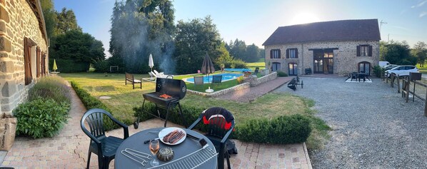 Outdoor dining - The Bleuet Gite (SAINT-DIZIER-MASBARAUD)