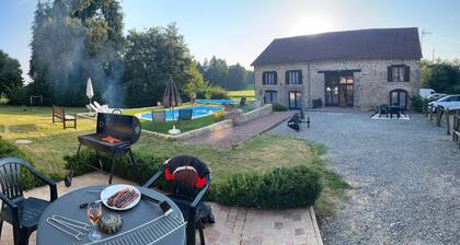 GĂźte Le Bleuet Ă la campagne avec piscine