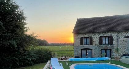 GĂźte Le Roseau Ă  la campagne avec piscine