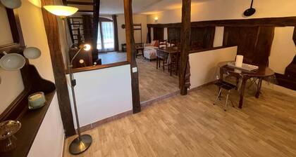 GĂźte Le CĂšpe Ă  la campagne avec piscine