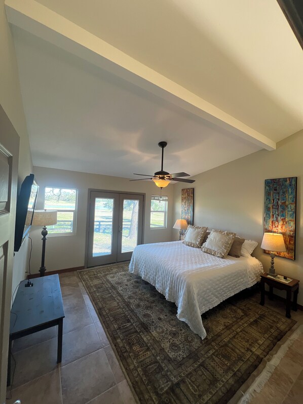 3 室のベッドルーム、WiFi (無料)、ベッドシーツ