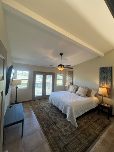 3-Br Nature Oasis in rolling hills of Burton, 15 minutes from Round Top