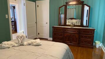 4 bedrooms, iron/ironing board, free WiFi, bed sheets