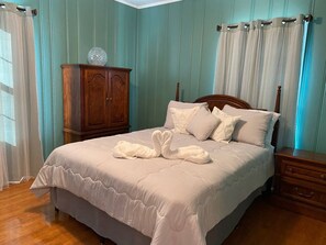 4 slaapkamers, een strijkplank/strijkijzer, gratis wifi, beddengoed