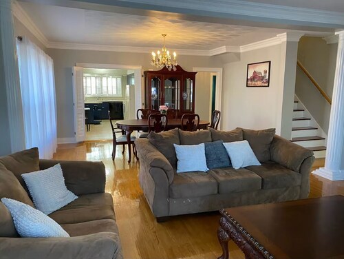 Charming 4-bedroom cottage with WiFi, AC in brilliant Munfordville