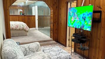 1 habitación, caja de seguridad en la habitación y escritorio