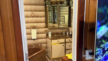 SĂšche-cheveux, serviettes fournies, savon, shampoing