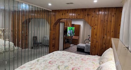 Chic studio with WiFi and AC in vibrant Miami between the 2 hardrocks