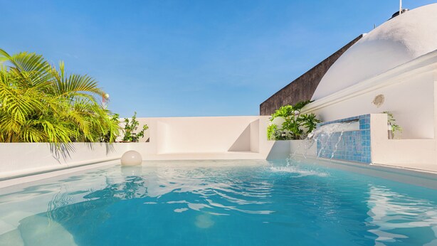 A clear blue pool with a white wall and a blue tiled section. - Rachel’s Cove Room 2, Rachel's Cove - Room 2 The Mermaid and The Pearl Hotel (Isla Mujeres)