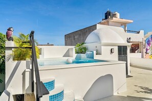A modern outdoor pool area with a hot tub, a wooden ladder, and a water feature. - Rose’s Grotto Room 4, Rose's Grotto - Room 4 The Mermaid and The Pearl Hotel (Isla Mujeres)