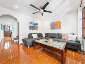 TV - Captain’s Quarters casita 2, Captain's Quarter - Casita 2 The Mermaid and The Pearl Hotel (Isla Mujeres)