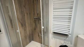 Dusj, hårføner, håndklær og såpe