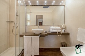 Douche, articles de toilette gratuits, sèche-cheveux