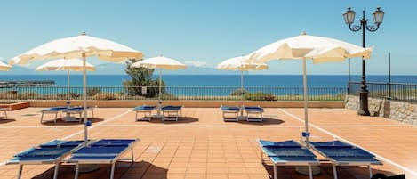Piscine extérieure, chaises longues