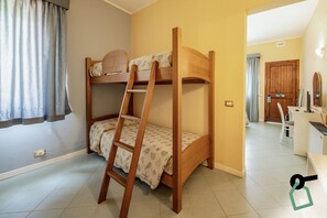 Minibar, caja de seguridad en la habitación y escritorio 